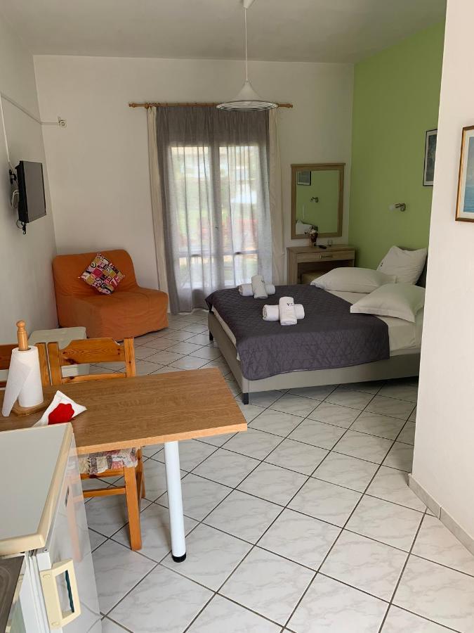 Eleftheria Studios And Apartments Ахарави Екстериор снимка