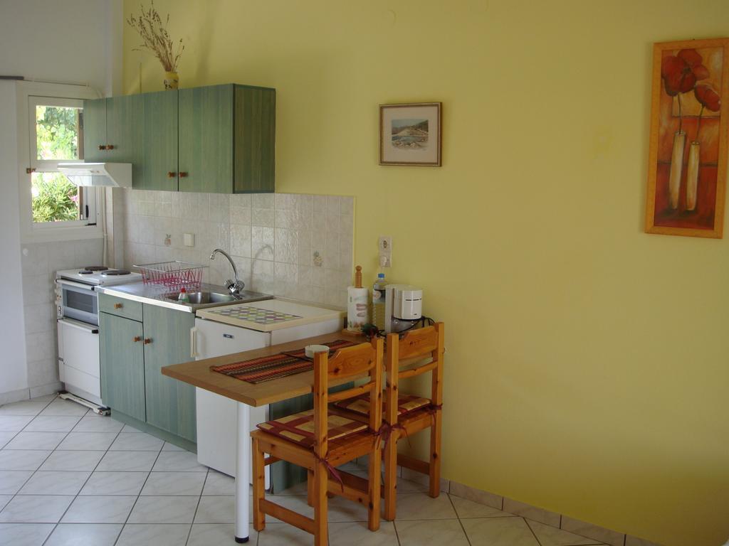 Eleftheria Studios And Apartments Ахарави Стая снимка